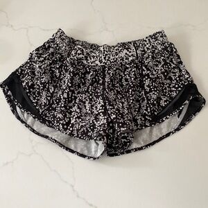 Lululemon Hotty Hot 2.5 shorts